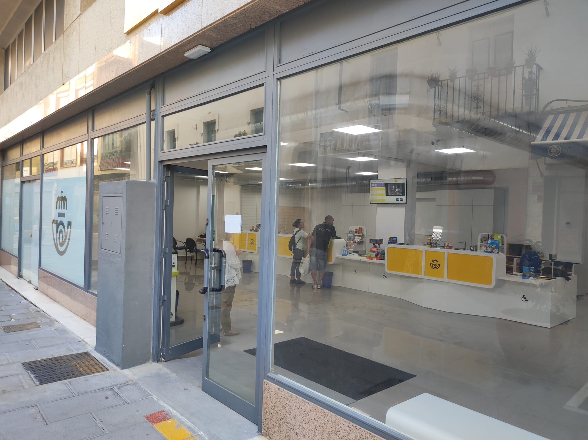 Nueva oficina de Correos de calle Tarifa, en Algeciras.