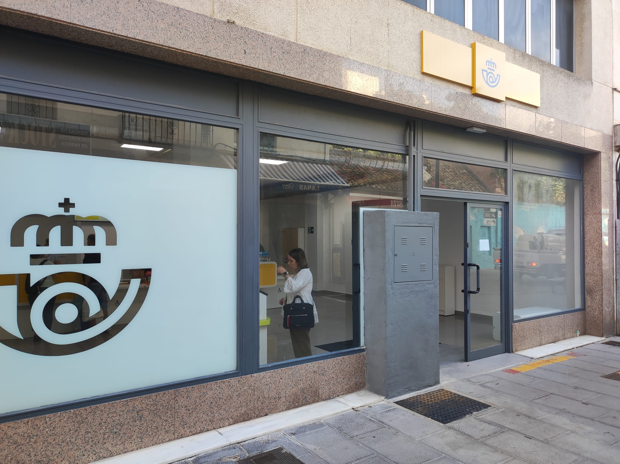 Una usuaria en la oficina de Correos de la calle Tarifa.