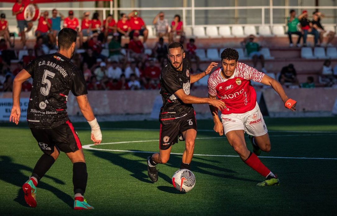 Luis Pelayo pugna con Hamza ante la mirada de Rubén Cárdenas en el choque entre Racing Club Portuense y CD San Roque/Foto: Rafael Berlanga