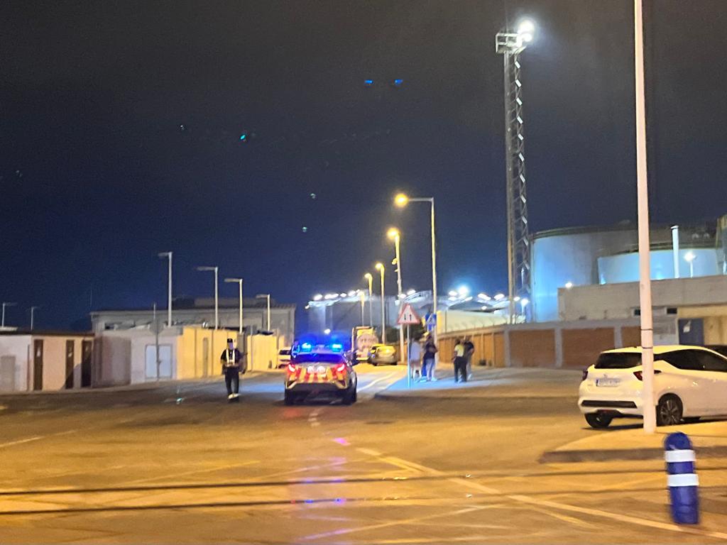 Dos trabajadores mueren tras caer en un camión cisterna de lodo en el Puerto de Algeciras. Foto: F. M. / 8Directo.