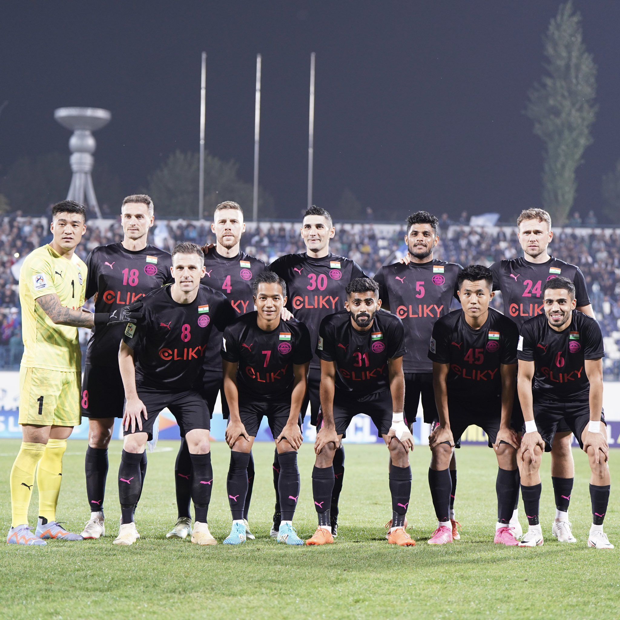 Formación del Mumbai FC, con el barreño 'Tiri (4), en su visita a Uzbekistán en la Champions League
