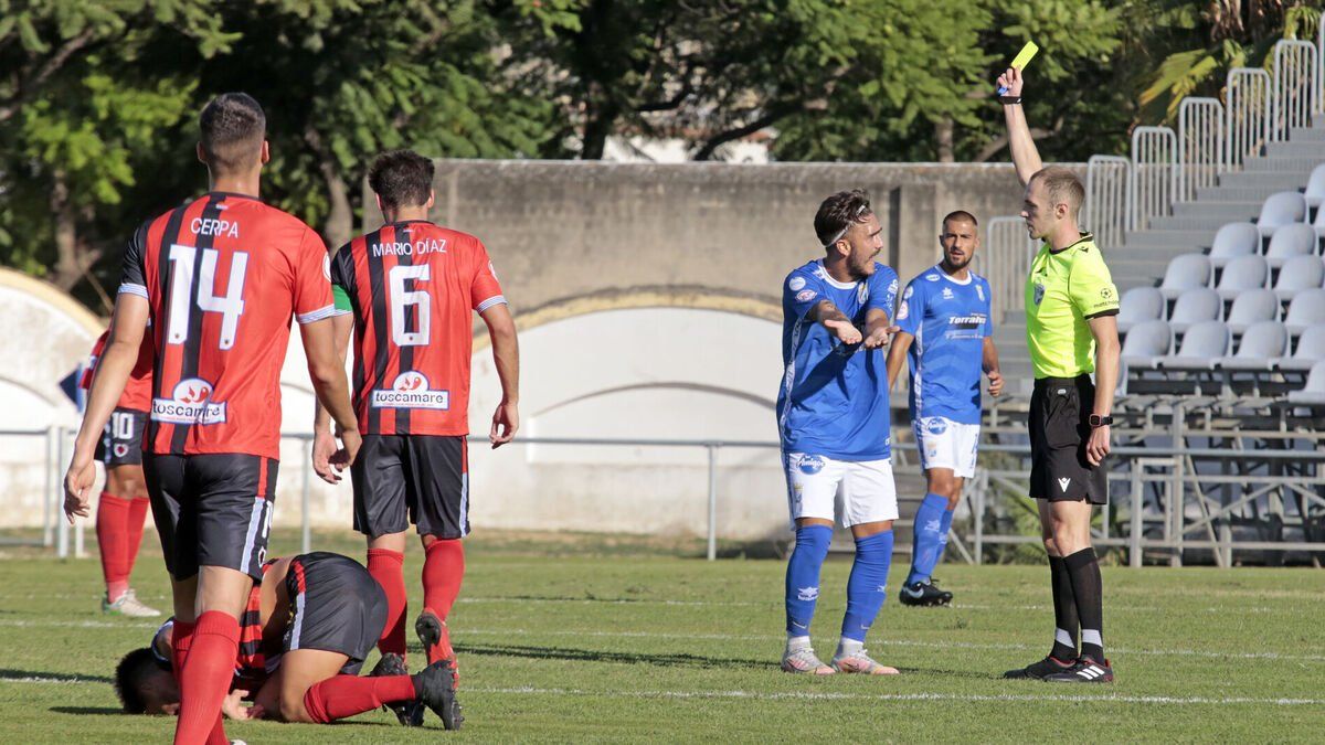 El colegiado De Santisteban Adame amonesta al jugador del Xerez CD,  Joseliyo, frente al Cartaya