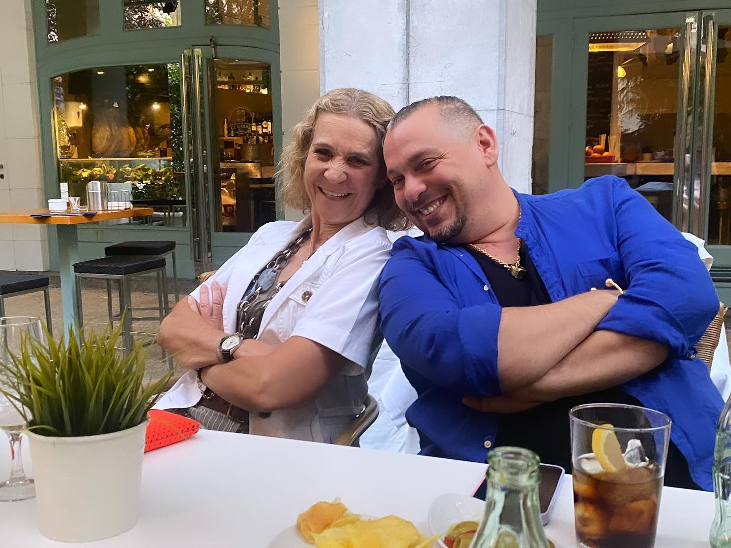 El artista linense Nacha la Macha sorprende con su amistad con la infanta Elena.