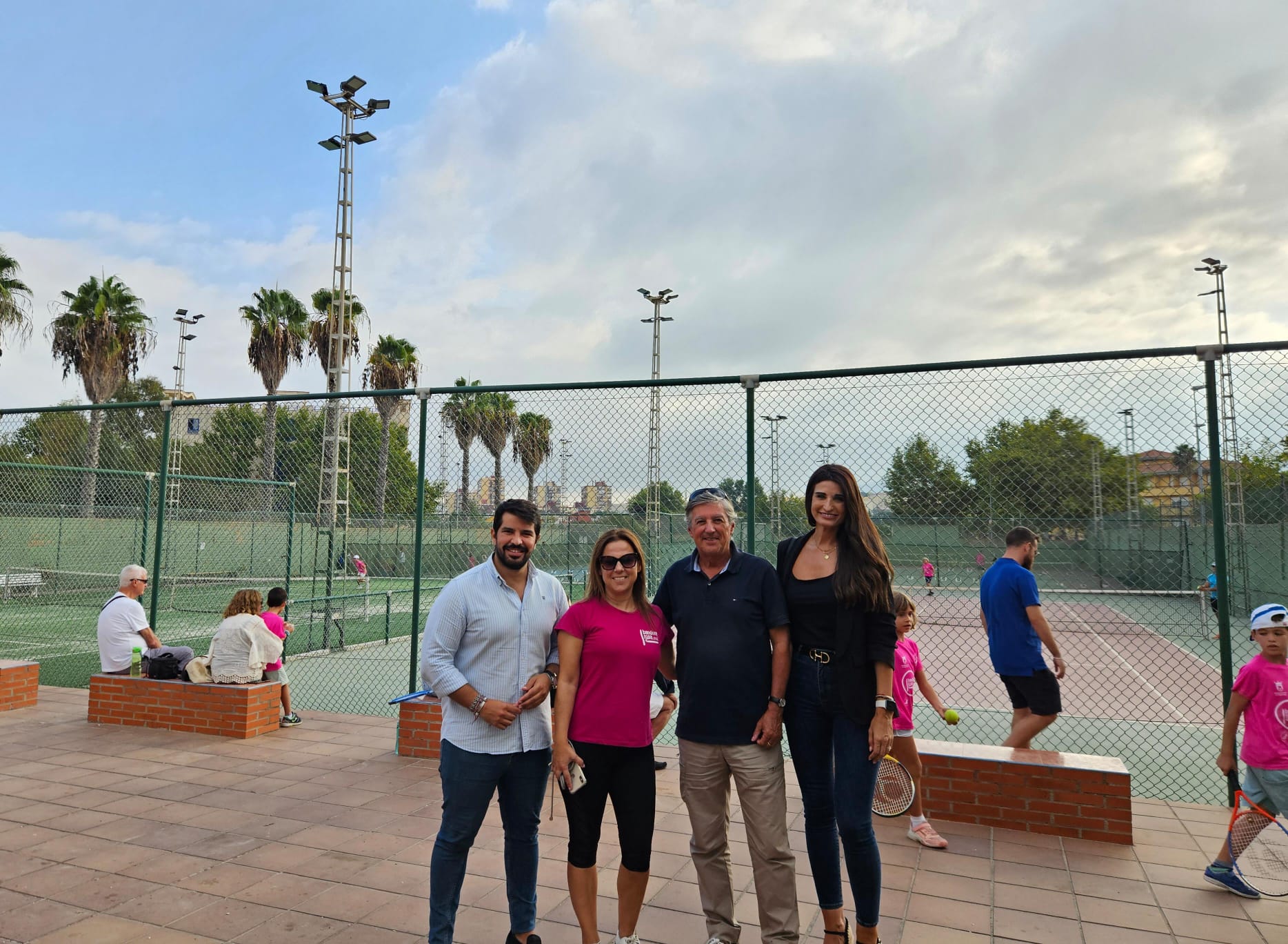 La Asociación 'Bandera Rosa' celebra la segunda edición del torneo solidario de tenis y padel