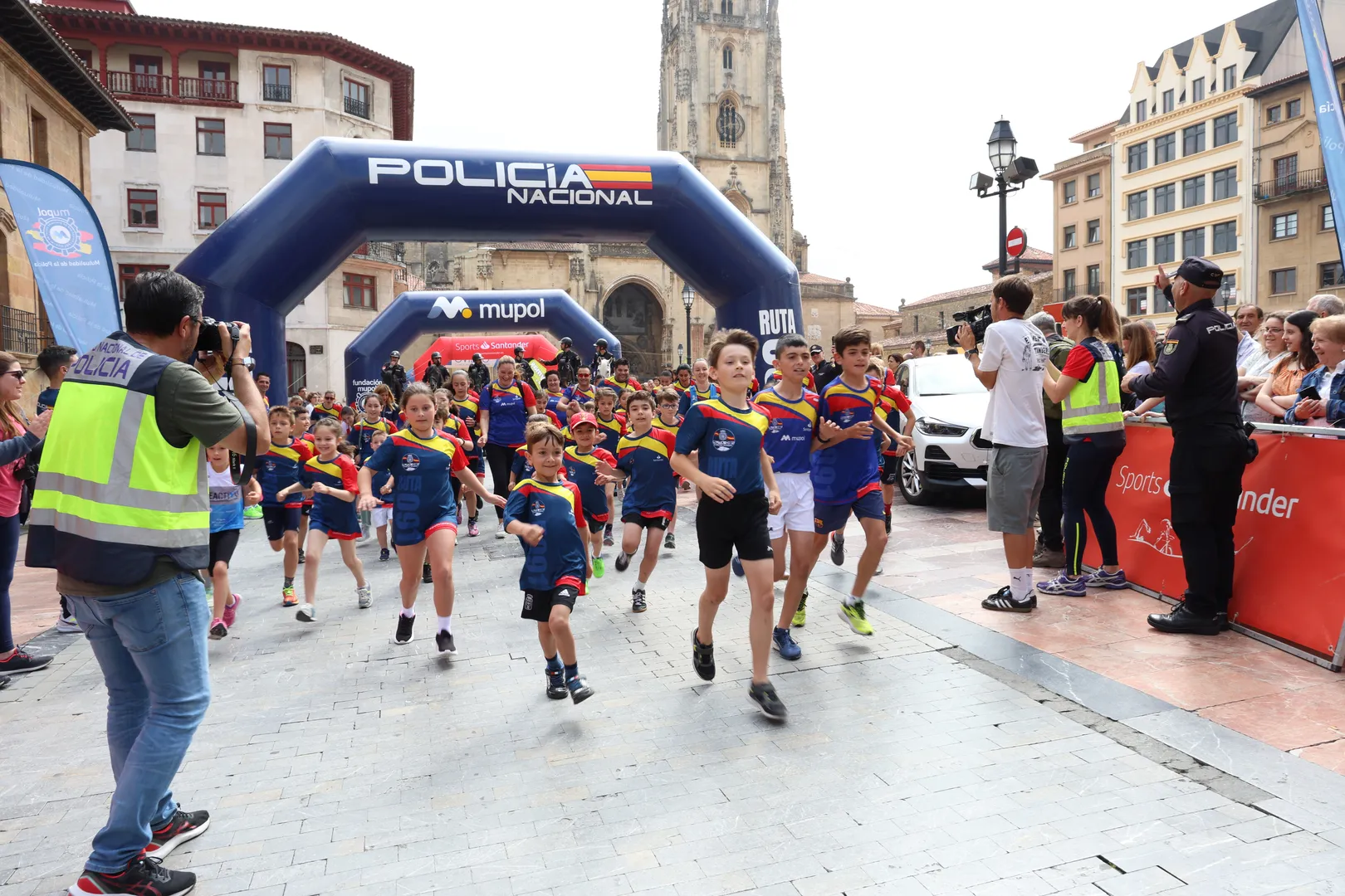 Imagen de la salida de los más pequeños de la carrera solidaria celebrada en Oviedo el pasado 4 de junio
