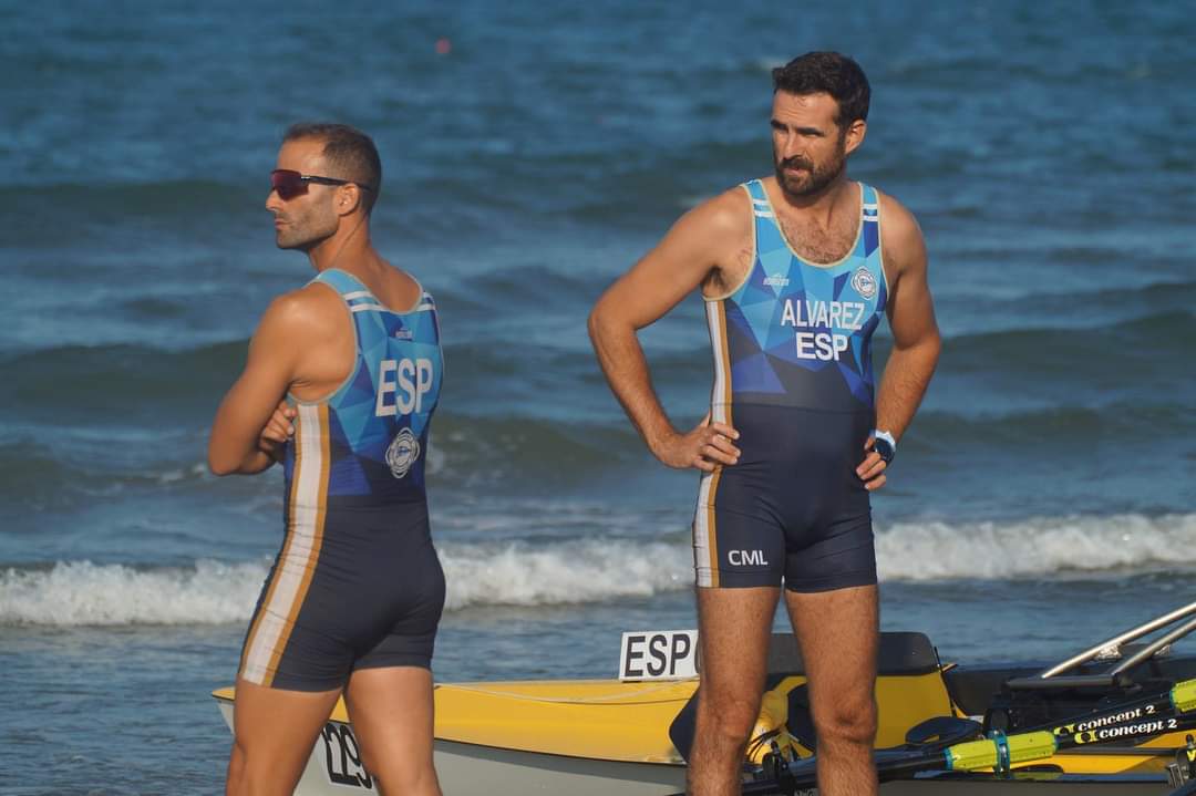 José María Álvarez Moreno y Antonio Barbero Vega, del Club Marítimo Linense, en el Mundial de Remo de Mar en Italia