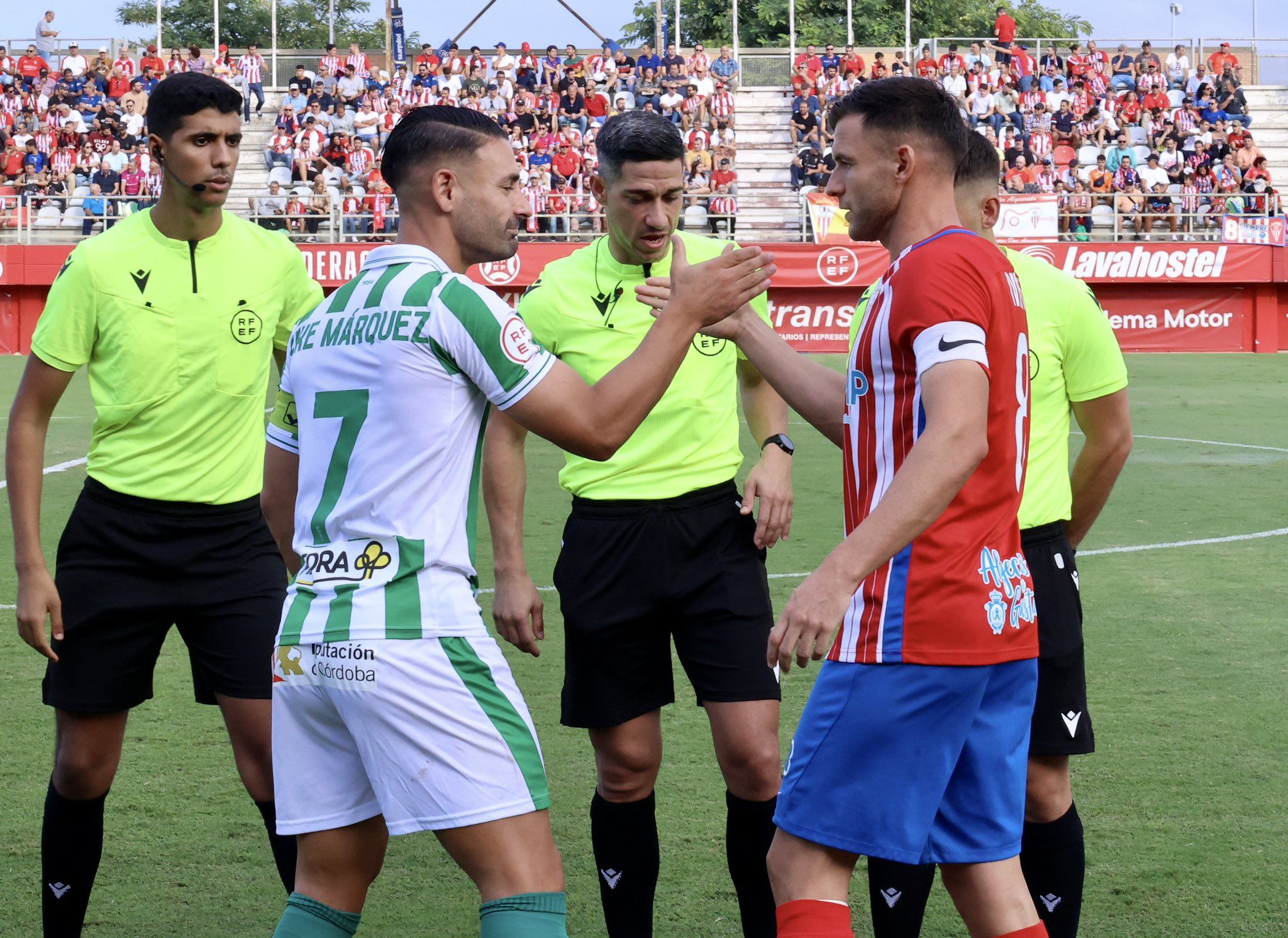 Iván Turrillo y Kike Márquez, saludo entre capitanes