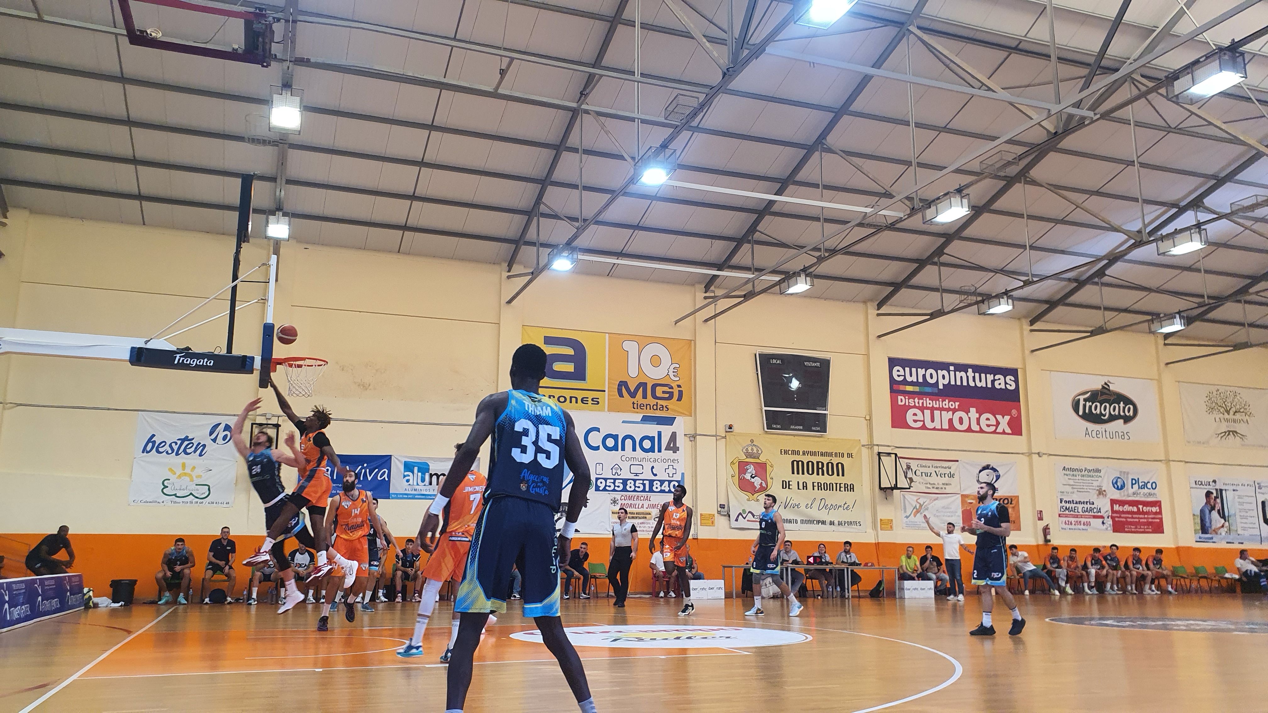 UDEA Algeciras 'naufraga' en Morón en el último cuarto del primer partido liguero (88-71)