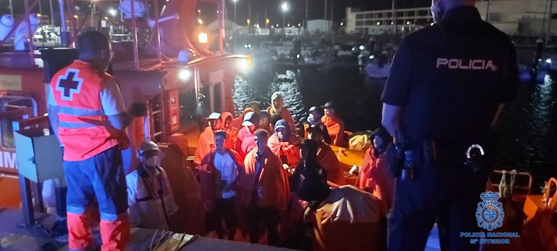 Trasladan al CATE de San Roque a unos 20 migrantes llegados a una playa de Cádiz. Imagen de archivo. 