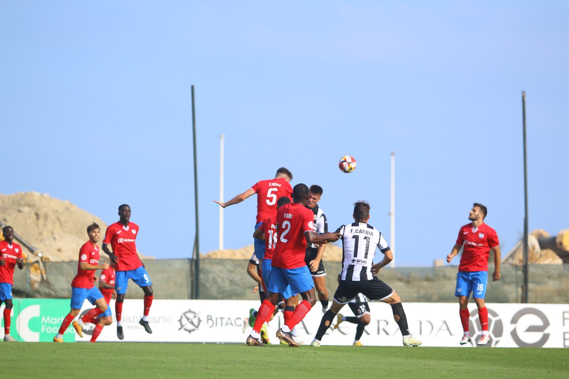 Un lance del RB Linense - CD Estepona que ha terminado con la victoria visitante por 0-2/Foro @rbl1912