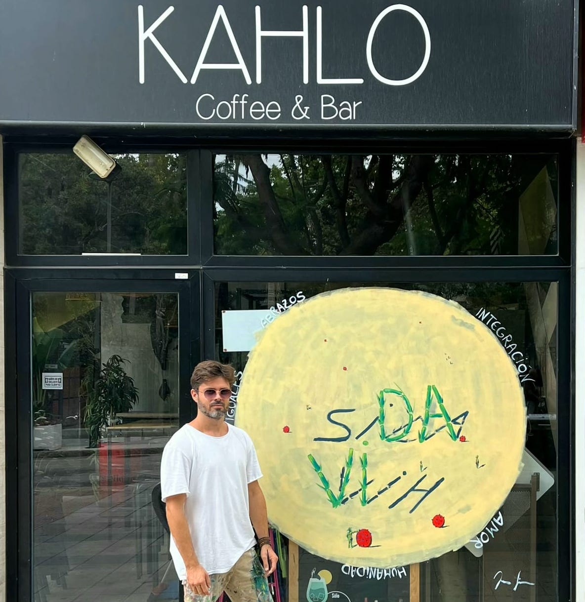 Lo que no se ve, no existe: una muestra de arte urbano pone al VIH en el punto de mira
