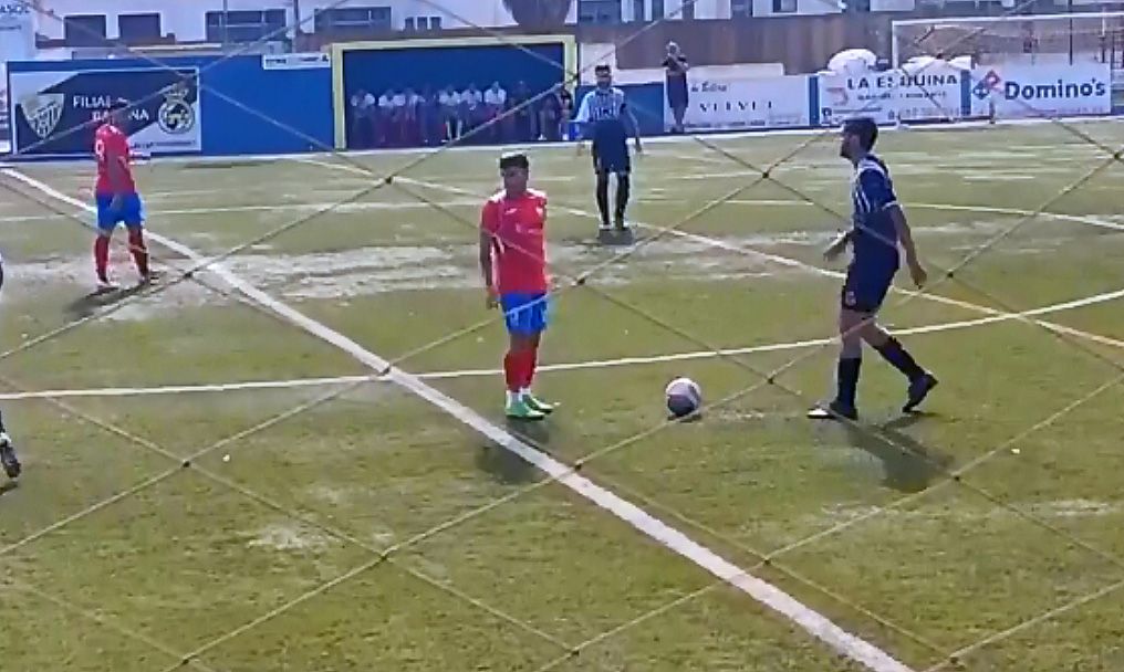 El filial de la RB Linense, que sigue sin ganar, cae en un 'festival de fallos' (1-2)