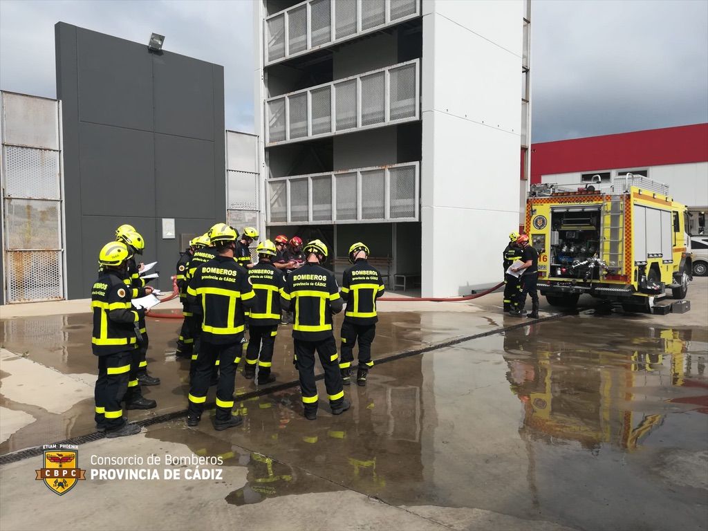 Bomberos de la provincia reciben un nuevo curso sobre aspectos hidráulicos en el Puerto de Algeciras
