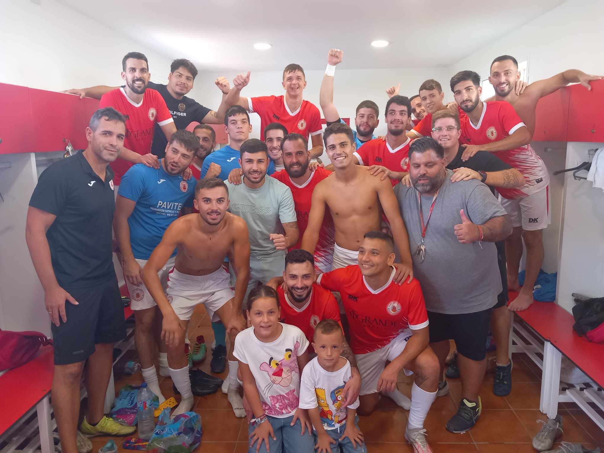 Los jugadores del CD San Roque celebran la victoria sobre la UD Roteña