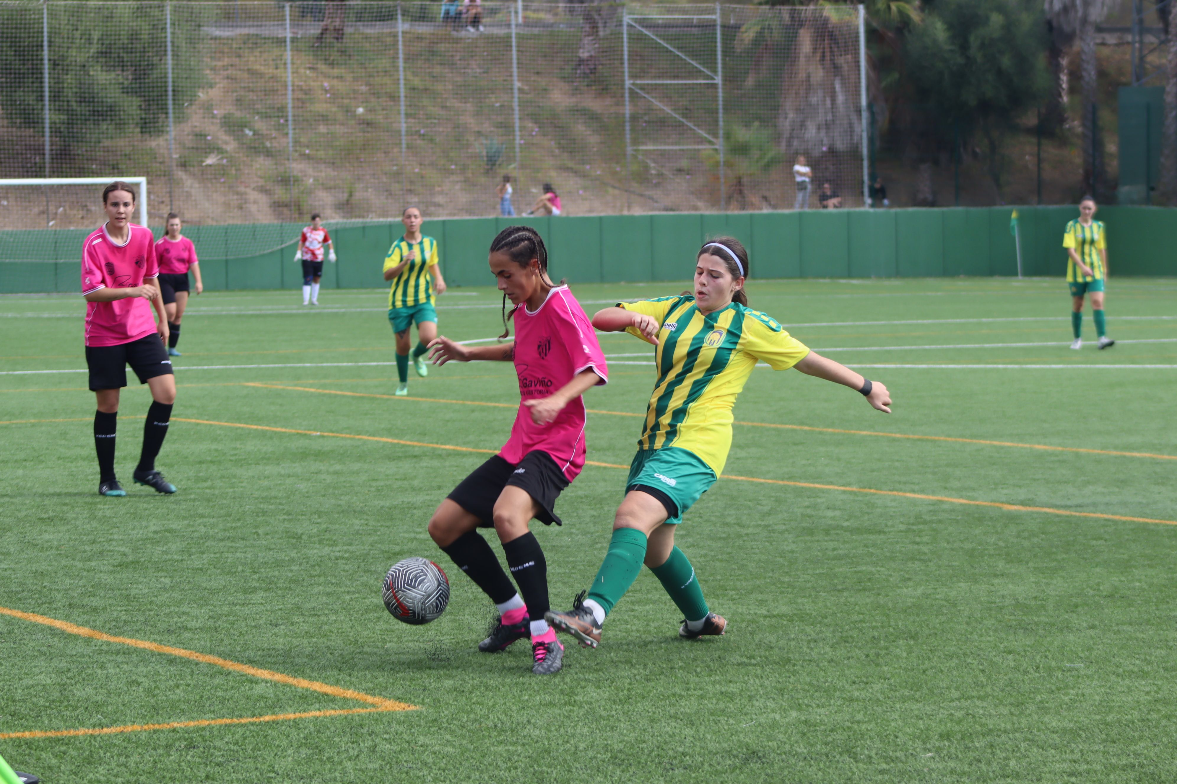 La barreña Mari Ángeles Jiménez trata de quitar el balón a Nayara Fernández, del CD Pastora/Foto: Axel S.C.
