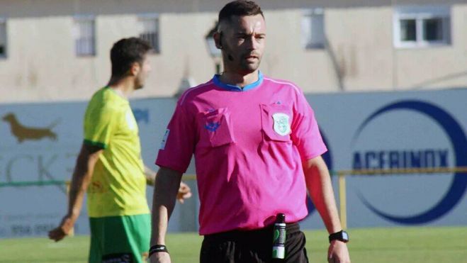 El colegiado Gutiérrez Perea en un partido de la UD Los Barrios/Foto Axel S.C.