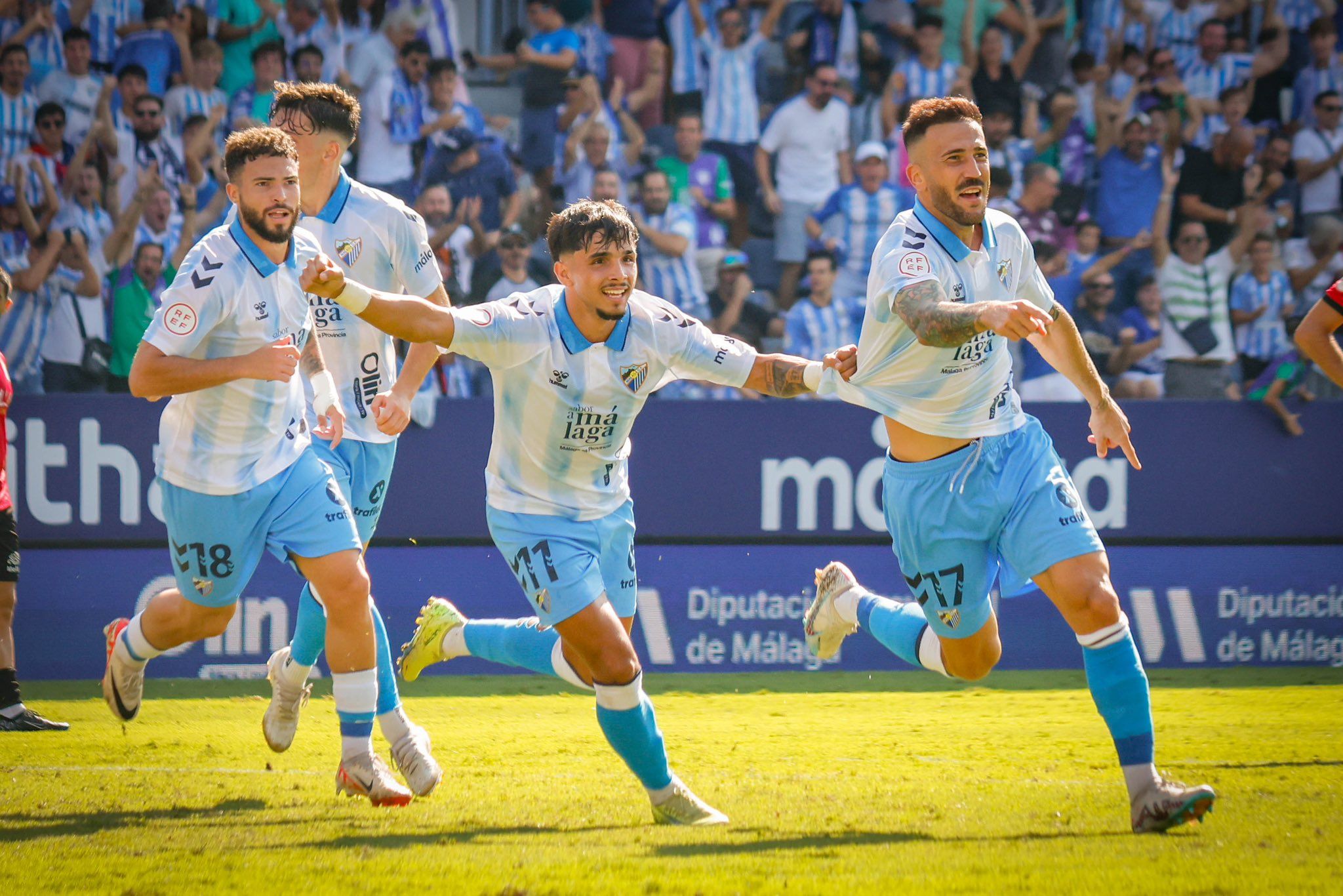 Los jugadores del Málaga CF festejan el tanto anotado por Dioni (17) ante la UD Melilla/Foto: Málaga CF