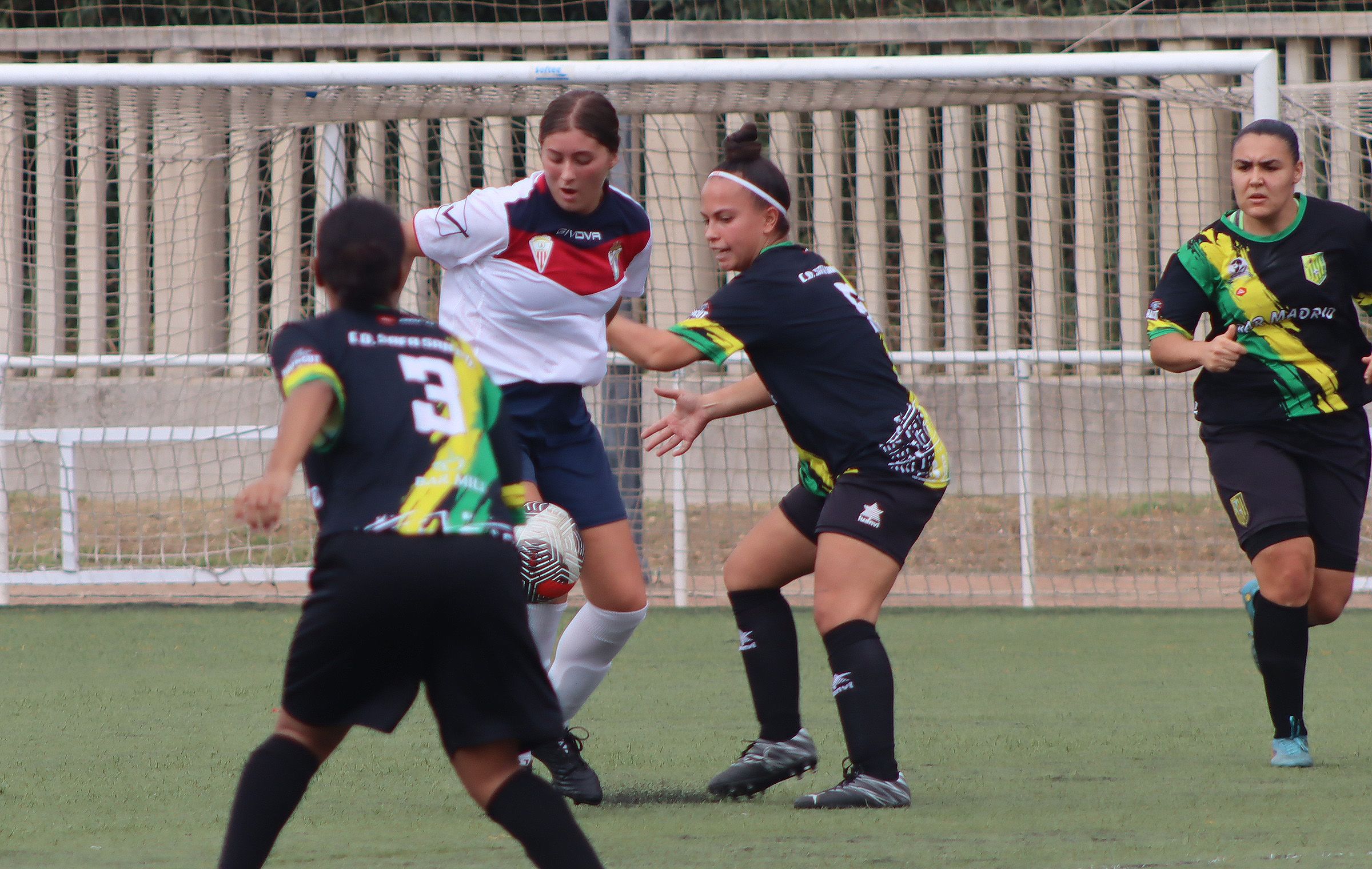Paula Corrales trata de llevarse el balón ante una jugadora del CD Safa San Luis/Foto: Axel S.C.