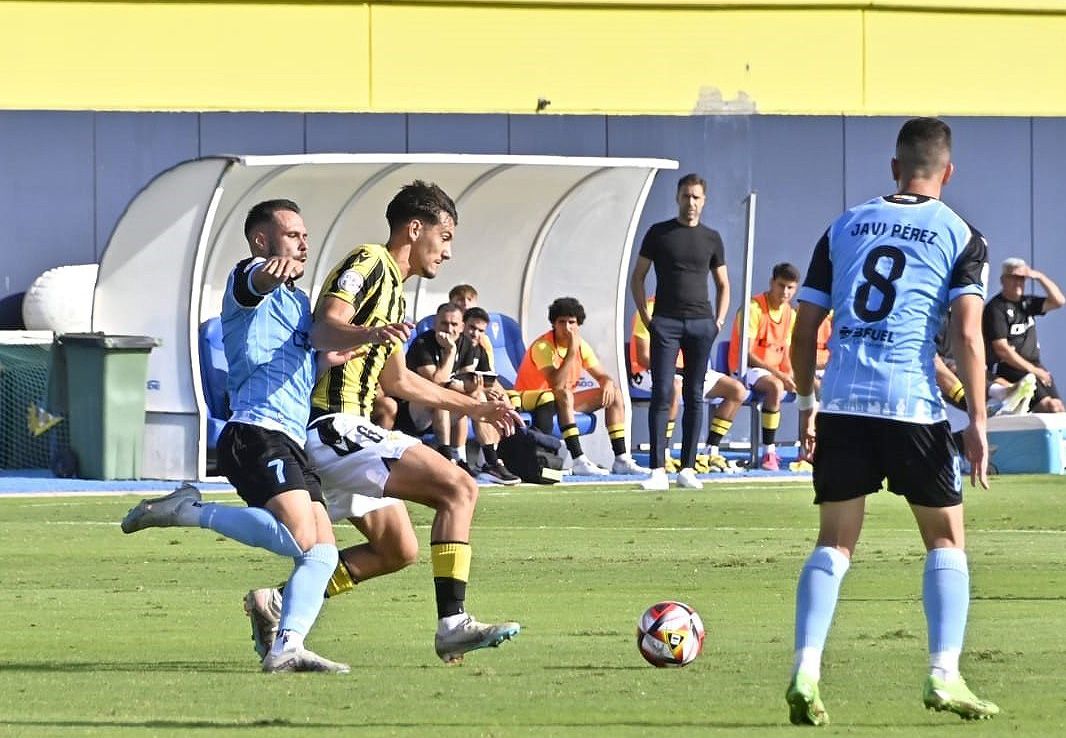 Un lance del encuentro entre el Cádiz CF Mirandilla y la Real Balompédica Linense/Foto: Cádiz CF