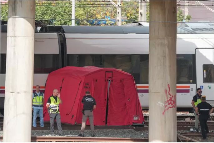 La policía y la UME junto a los dos trenes donde se ha localizado el cádaver, cerca de la estación de Santa Justa. A 16 de octubre de 2023, en Sevilla (Andalucía, España).