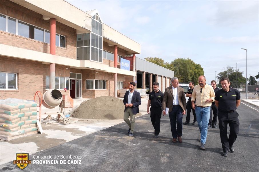 Visita al Parque de Bomberos de Los Barrios, que prevé finalizar sus obras de mejora antes de 2024