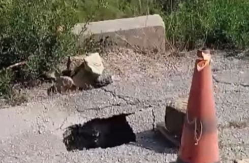 Fotograma del vídeo de la Federación de Asociaciones de Vecinos de la Campiña, en el que se muestra un socavón en las carreteras militares. 