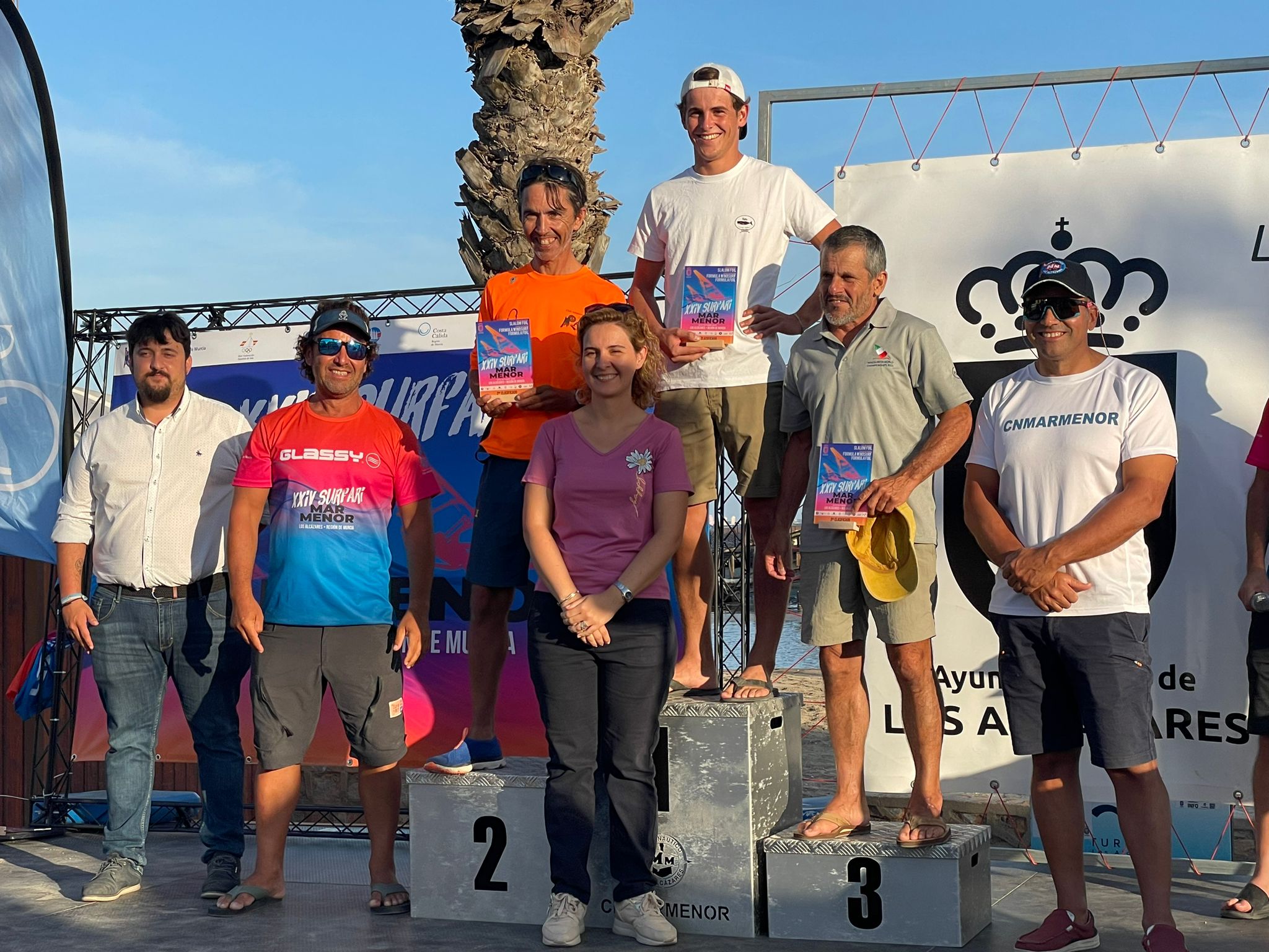 José Ignacio Pérez Lago, del RCN La Línea (de naranja), en el podio como subcampeón de la Surfari Mar Menor 2023 en la modalidad Windsurfer