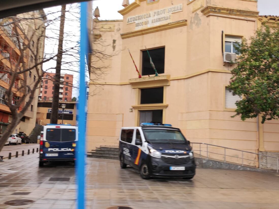 policia en puerta audiencia