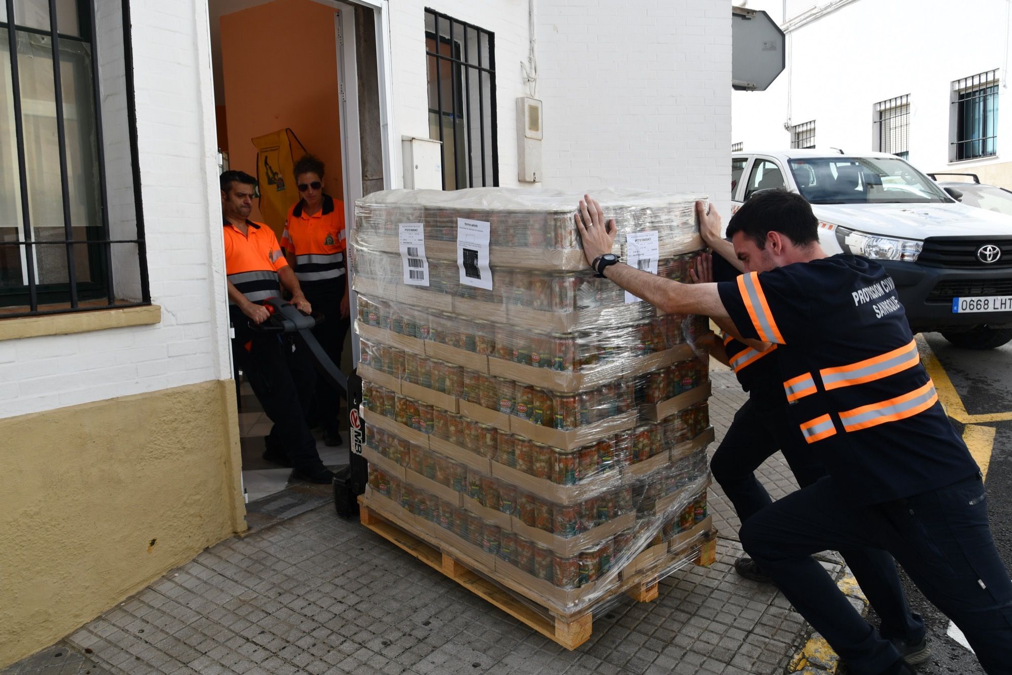 Protección Civil se encarga de la llegada de los alimentos.