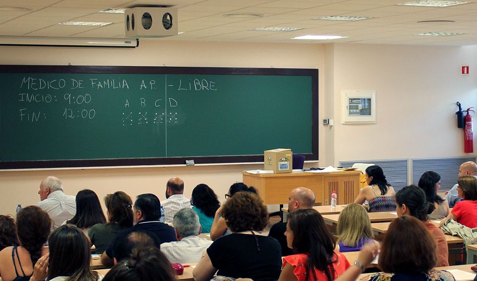 El SAS convocará una nueva Oferta de Empleo Público con 3.838 plazas. Aspirantes a una plaza de empleo público en el SAS, durante el desarrollo de una prueba (Foto Archivo).