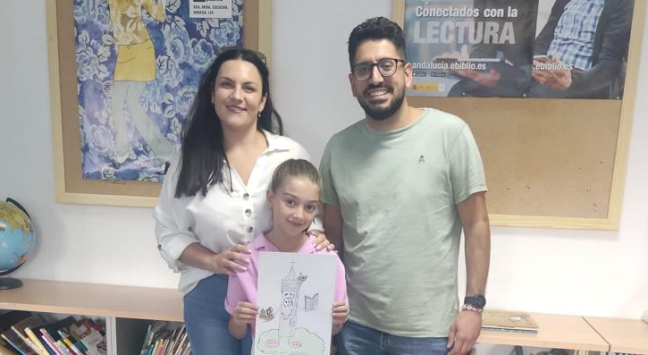 Los concejales de Bibliotecas, Marina Saraiba, y de Infancia, Daniel Orellana, junto con Emma Vera Delgado, la ganadora del concurso de mascotas de la Biblioteca municipal 'Rafael Alberti'. 