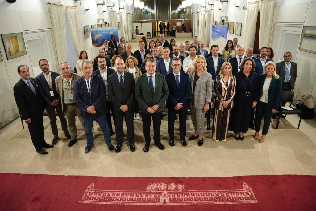 Sanz señala a las empresas de servicios de la Bahía de Algeciras como clave para el crecimiento económico.