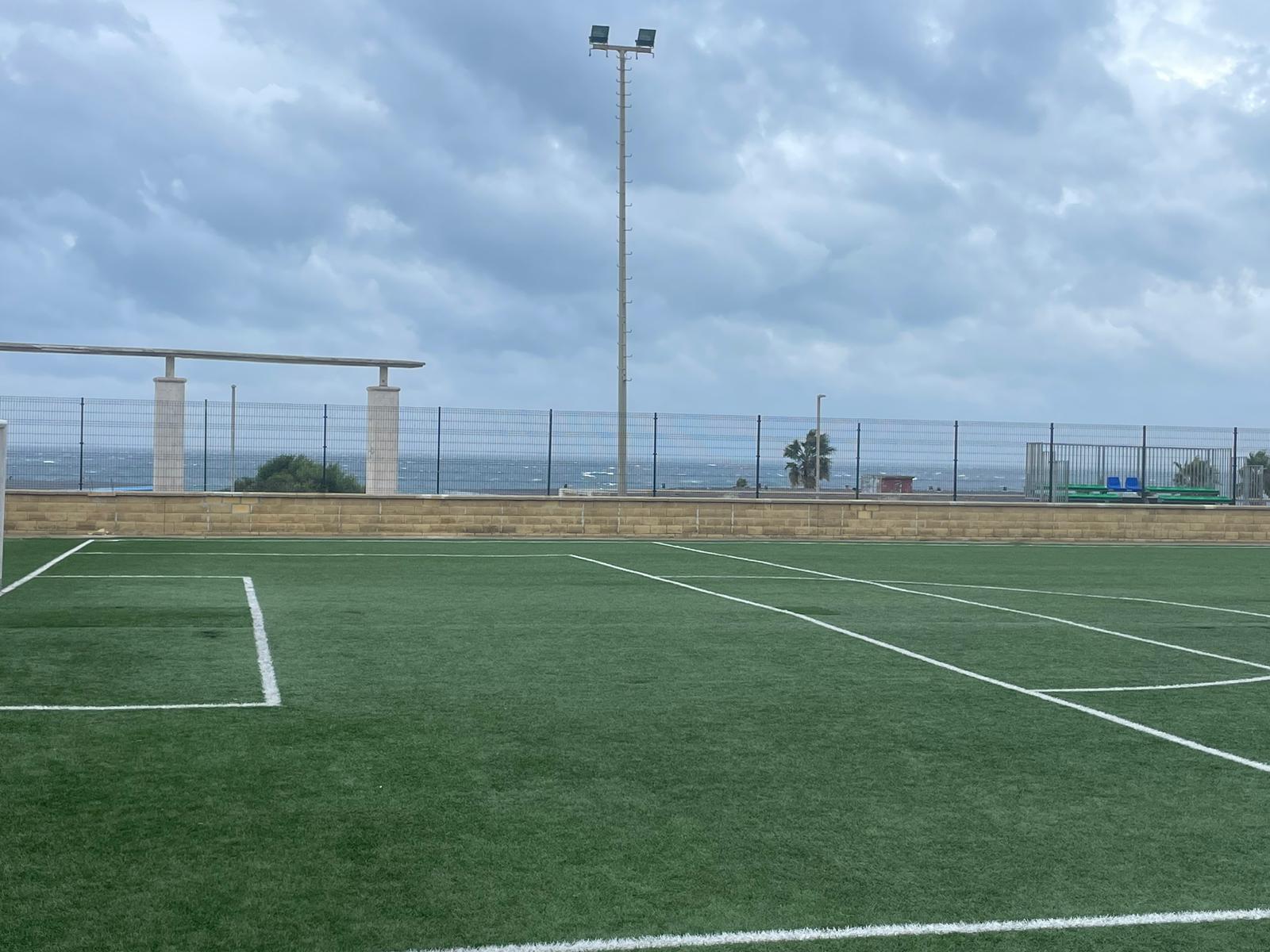 Una de las instalaciones deportivas de Tarifa, que han cerrado ante la previsión del tiempo. 