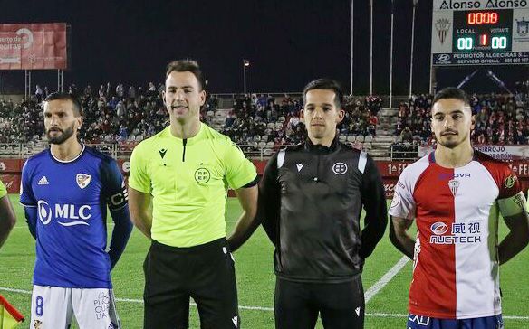 El colegiado Luis Bestard Servera, con los capitanes de Linares Deportivo y Algeciras CF/Foto: Juan Carlos González Vázquez