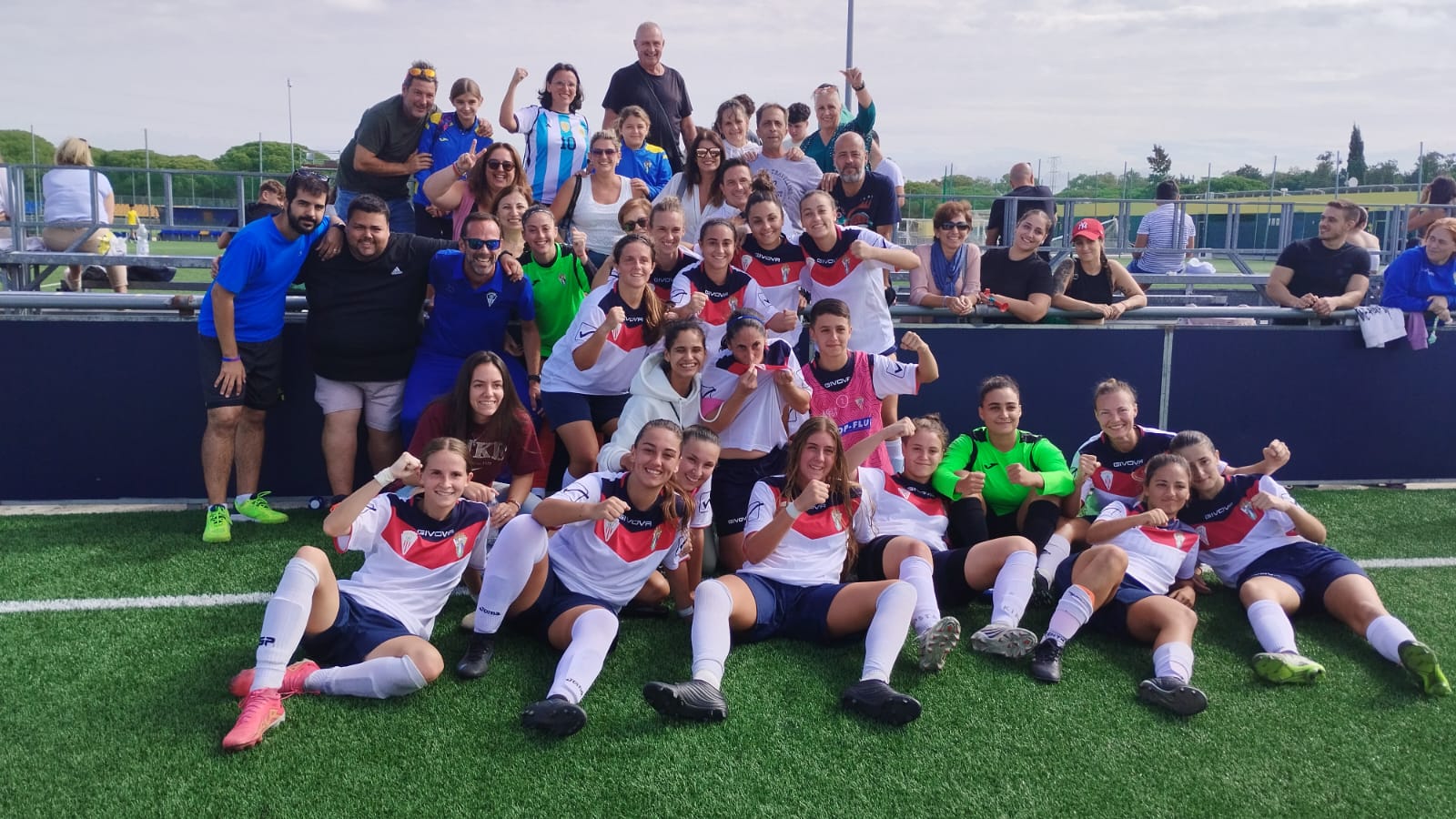 Las féminas del Algeciras CF, junto con técnicos y familiares, celebran su victoria en casa del Cádiz CF B