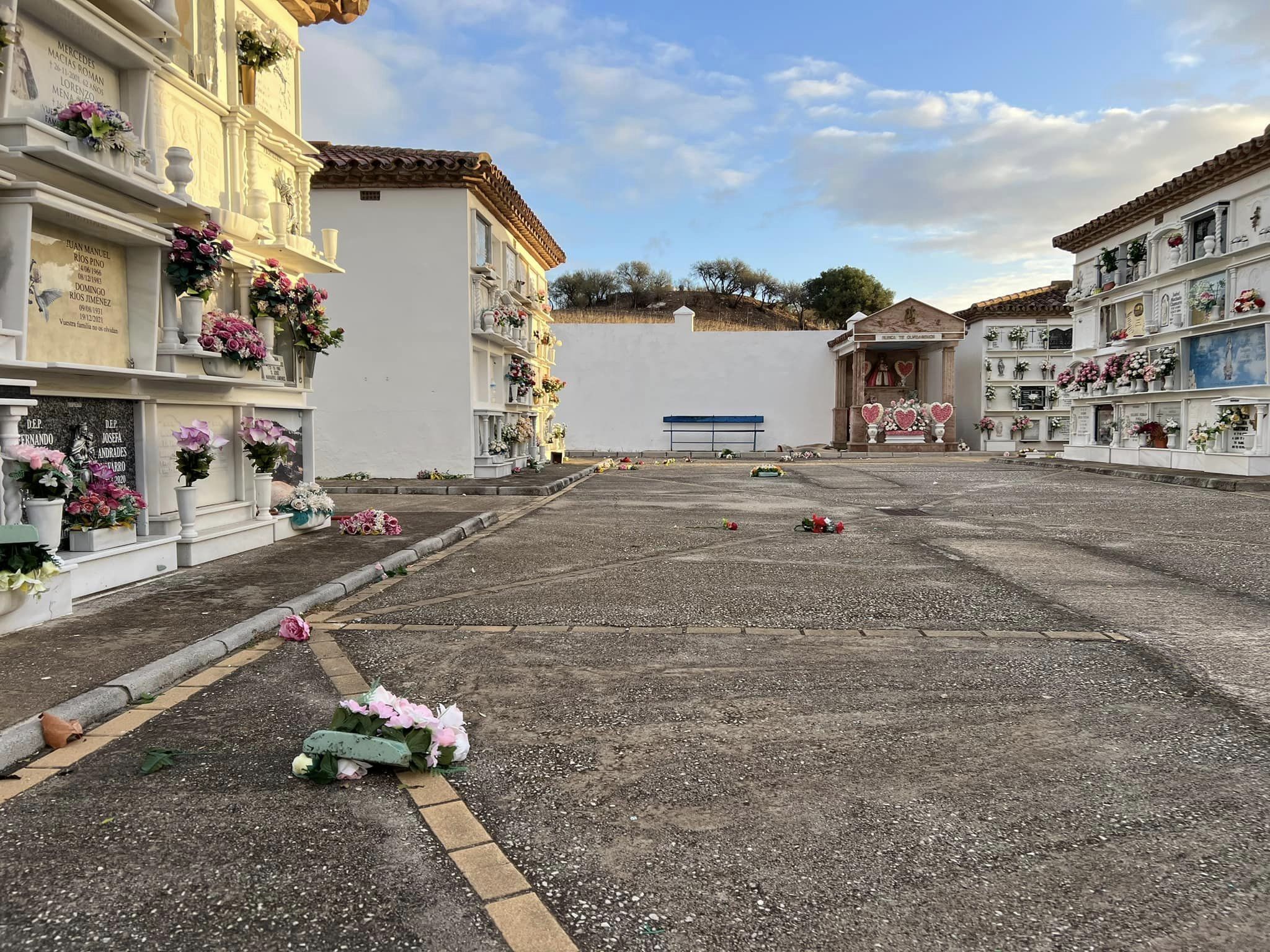 Trabajadores de Vías y Obras adecentan los cementerios de Jimena tras el temporal