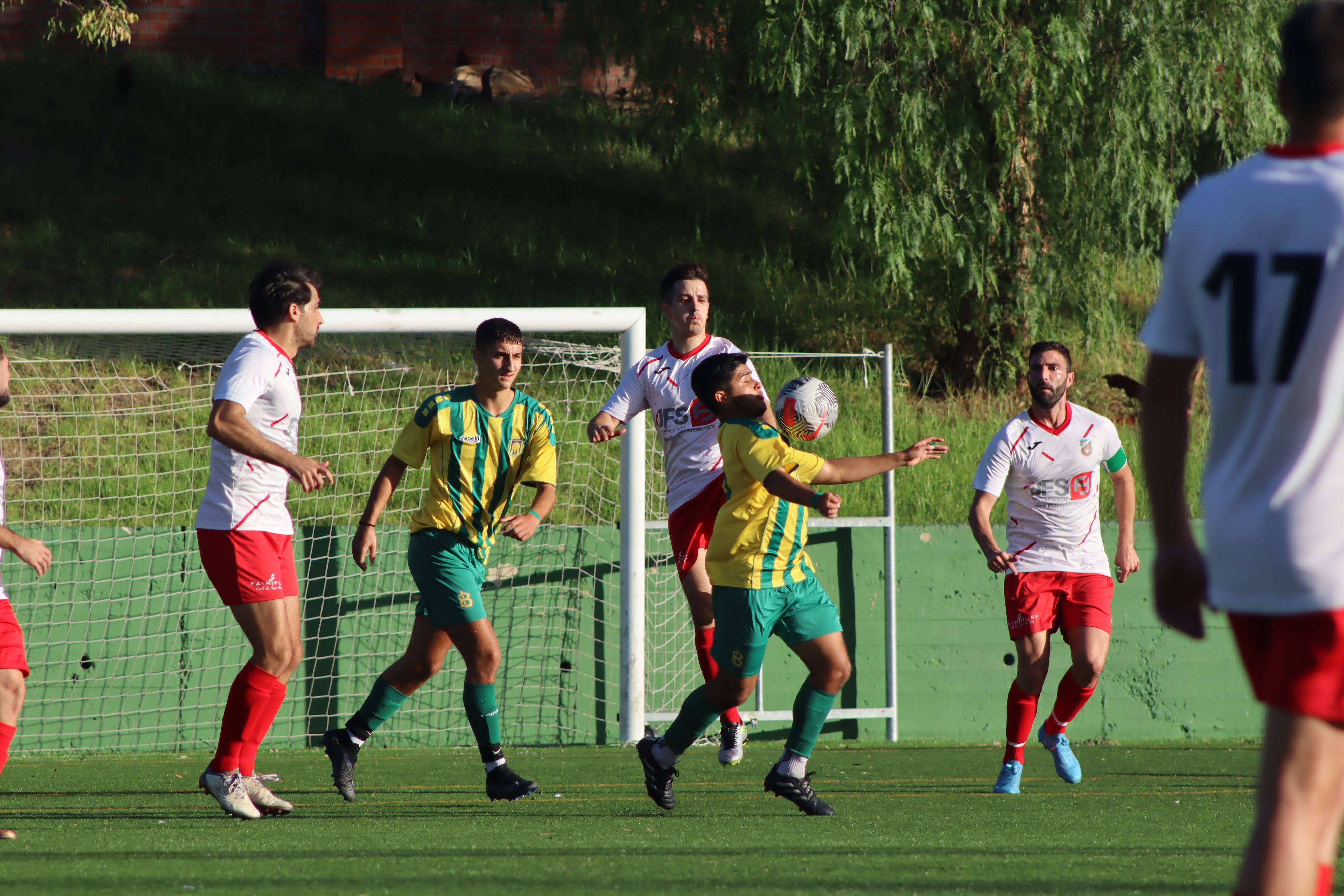 Un lance del encuentro entre el filial de la UD Los Barrios y el CD Benalup/Foto. Axel S.C.