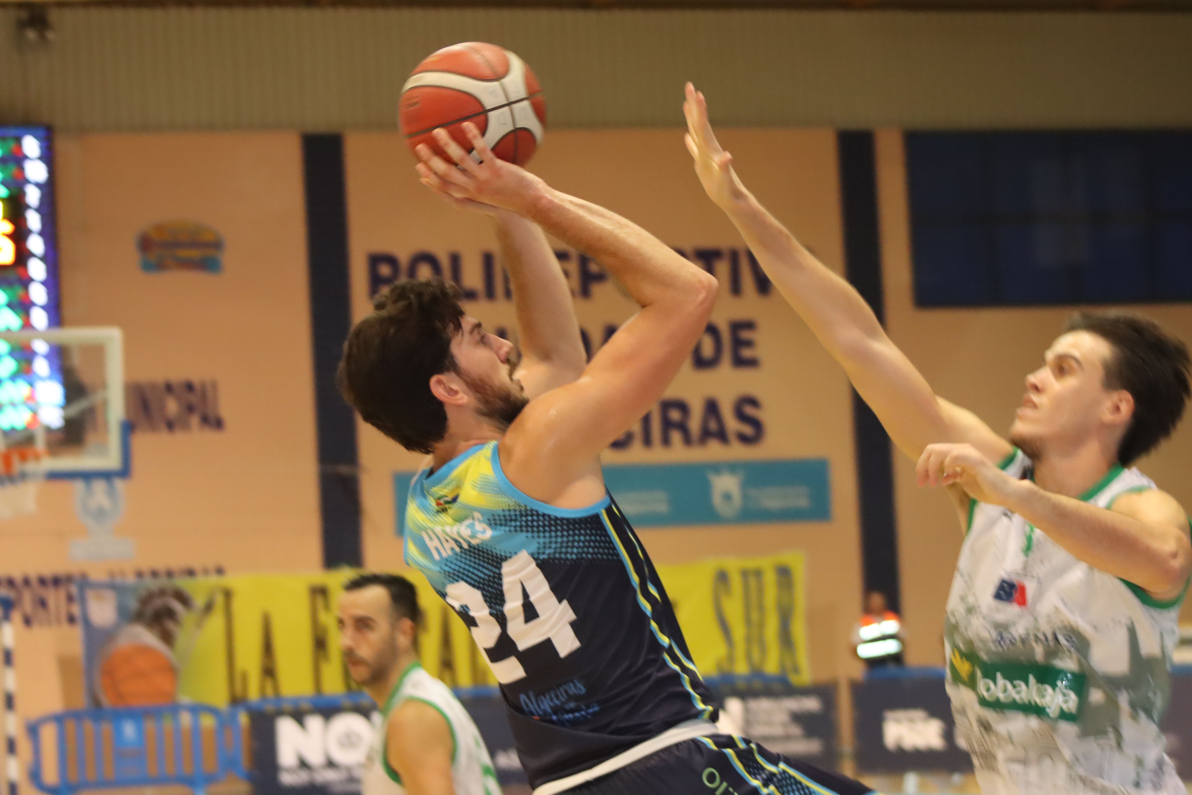 El jugador de Damex UDEA, Hayes, intenta el lanzamiento a canasta ante la oposición de un jugador del Albacete Basket/Foto: Axel S.C.
