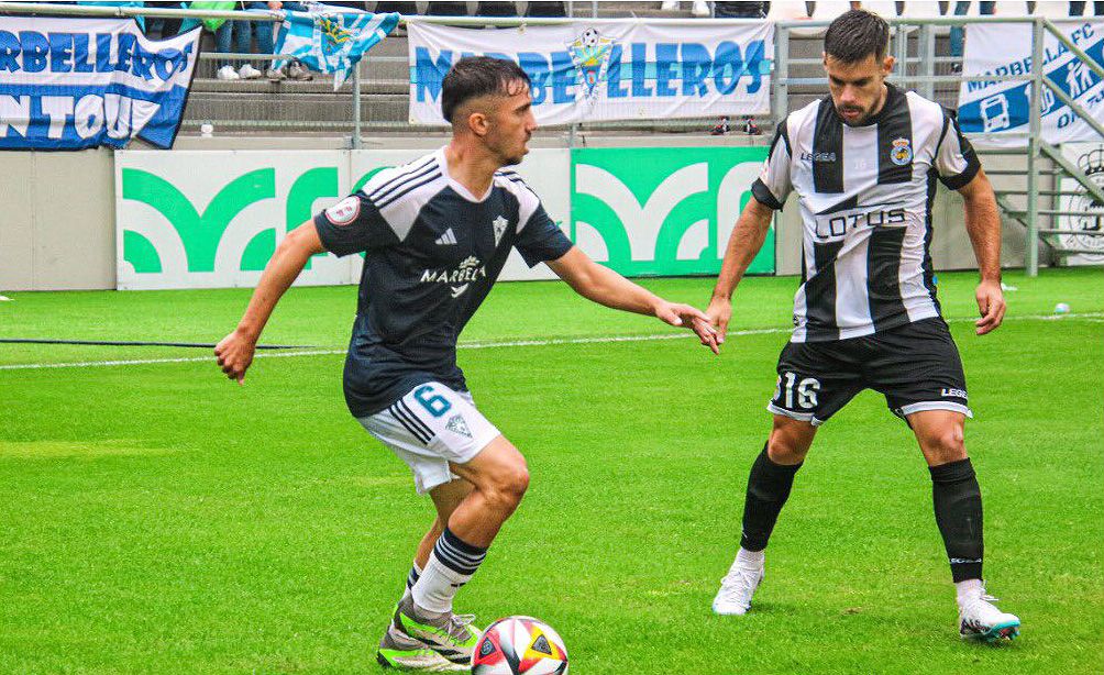 Miguel Cera intenta interrumpir el avance del jugador del Marbella, Ale Benítez/Foto: marbellafc