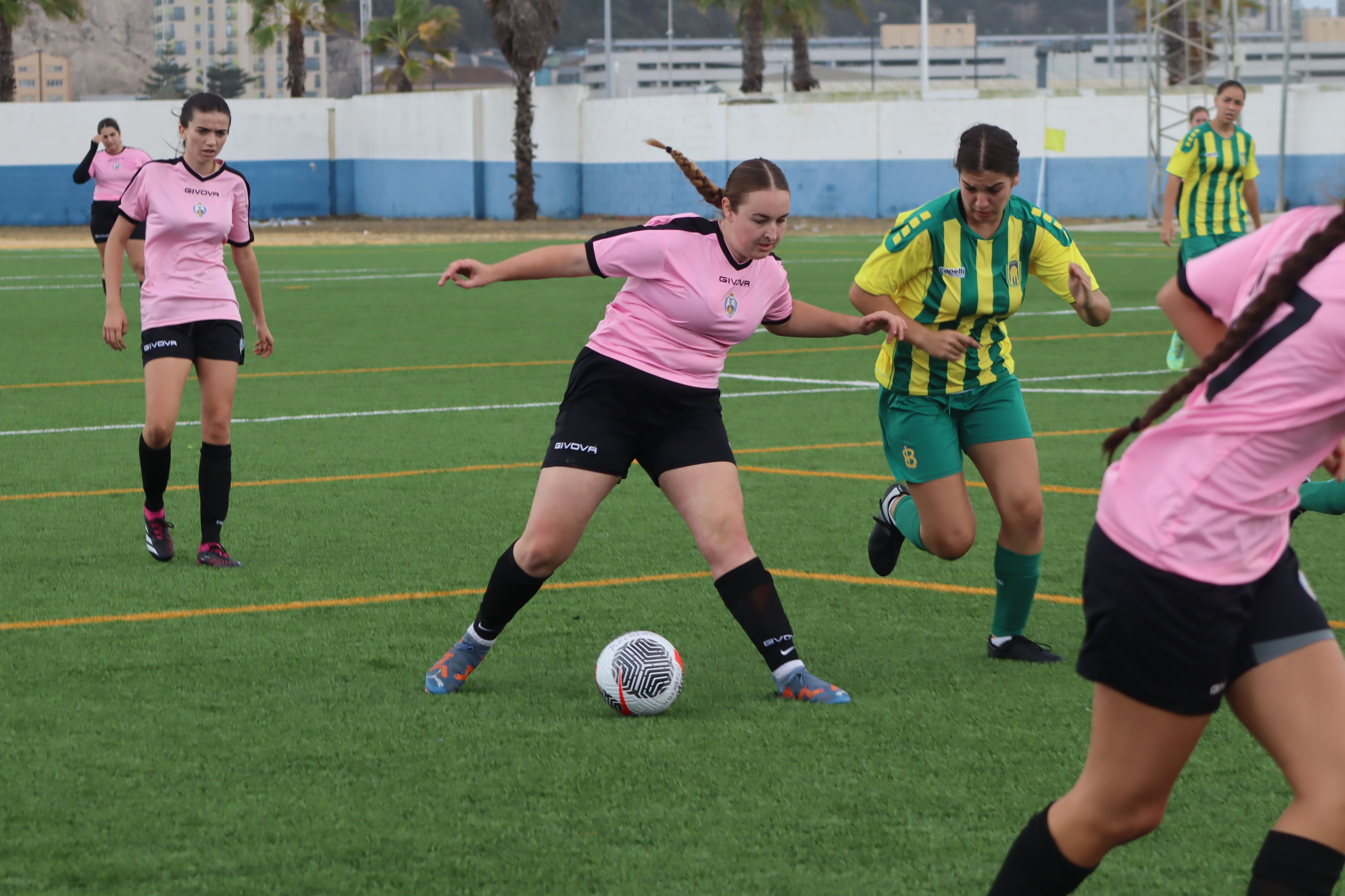 Judit Arana, jugador del Linense FC Bolivia, trata de zafarse de Alma León, de la UD Los Barrios/Foto. Axel S.C.