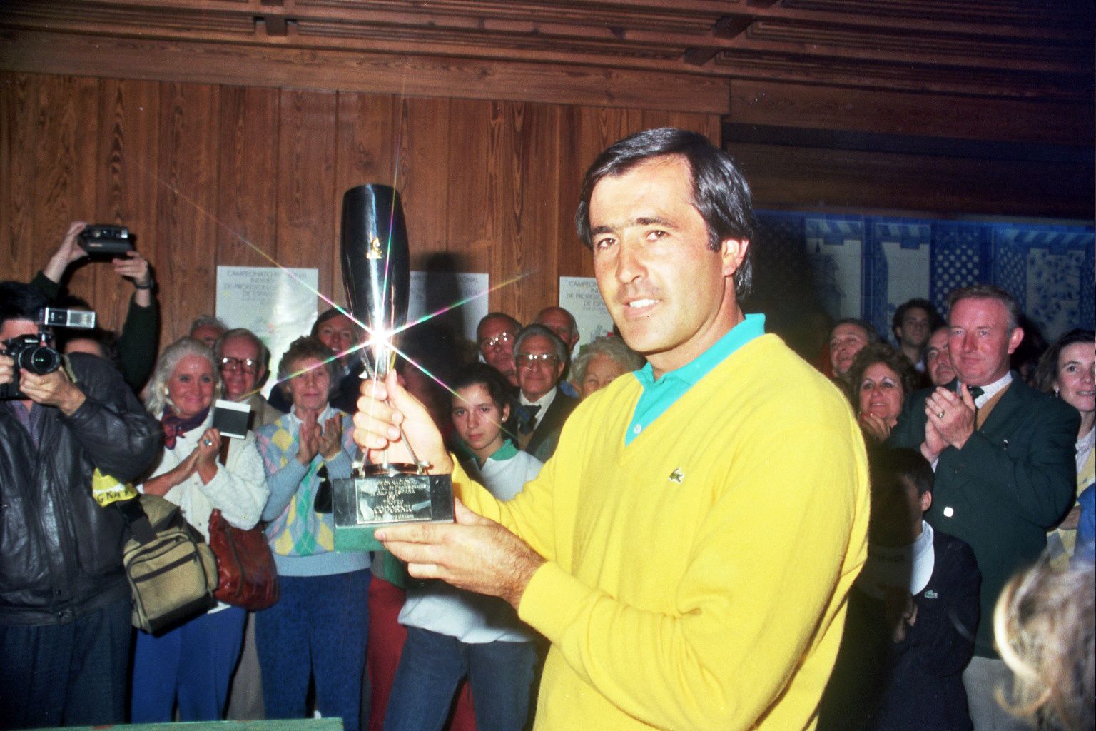 El gran Severiano Ballesteros, con el trofeo ganado en el Real Club de Golf Sotogrande