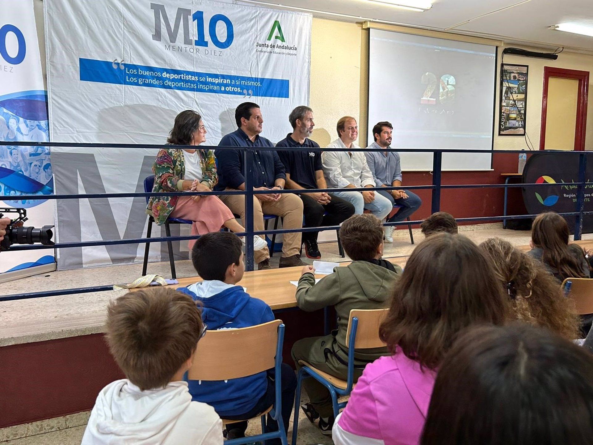 Berni Rodríguez, campeón mundial de Baloncesto, visita el colegio Mediterráneo de Algeciras. Junta de Andalucía.