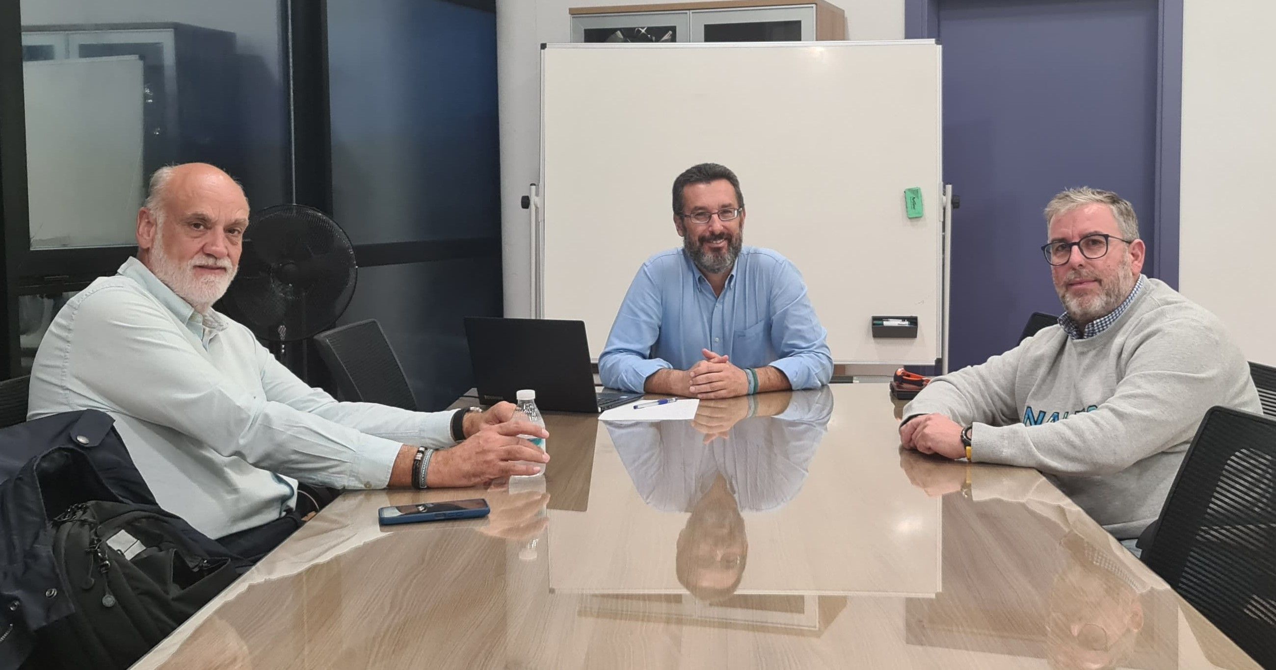Un momento de la reunión del alcalde de La Línea y el concejal de Deportes con Abel Salas, que les ha presentado el nuevo club de remo