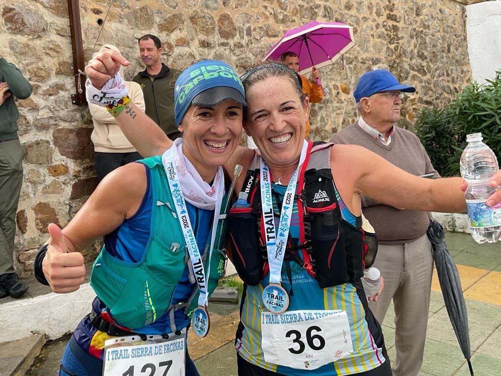 Azucena López, a la derecha, junto a Tamara López, primera y segunda en el I Trail Sierra de Facinas
