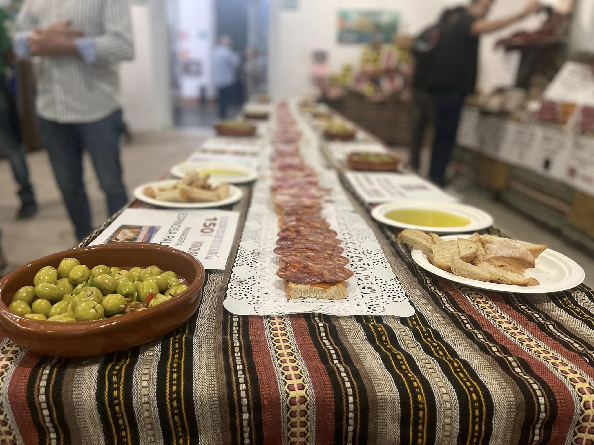 Los Barrios abre el apetito en la presentación de la Ruta de la Tapa del Ibérico y de la Tosta Gigante