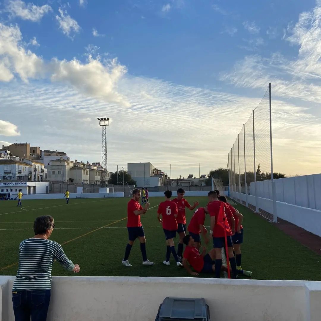 Los jugadores del Medina Sidonia celebran uno de los goles ante el Athletic Jimena
