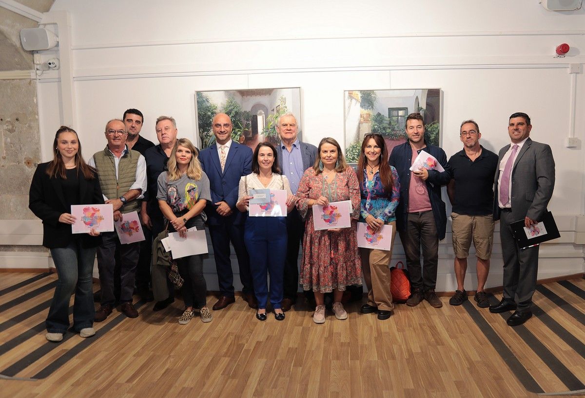 Foto de familia del Ministro con los galardonados de la 50ª edición de la Exposición Internacional de Arte de Gibraltar. El sanroqueño Sergio Galea, entre los ganadores de la Exposición Internacional de Arte de Gibraltar  