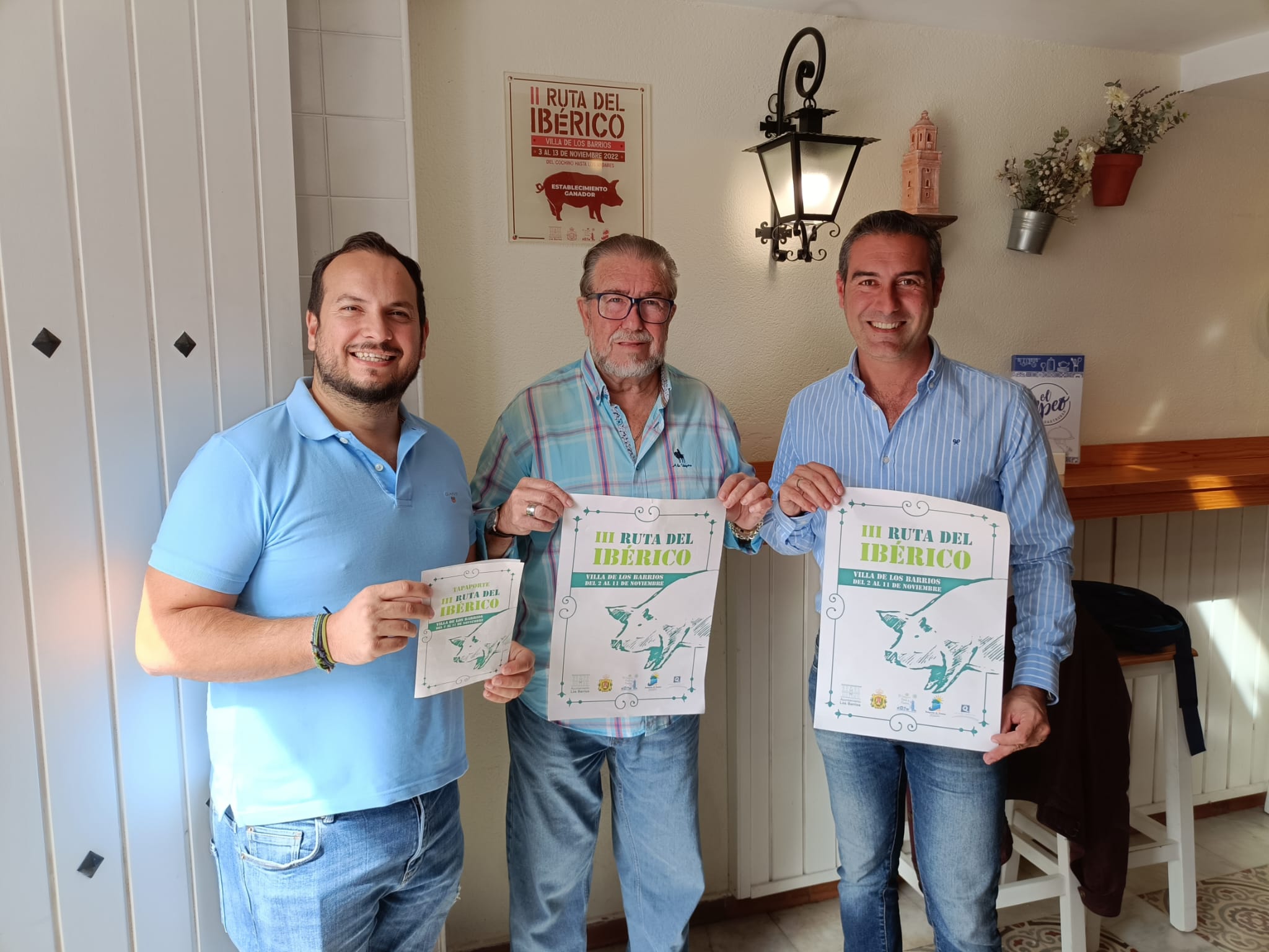 l concejal de Turismo, Pablo García, y el delegado de Festejos, Daniel Pérez Cumbre, han anunciado la III Ruta del Ibérico Villa de Los Barrios en El Tapeo Gastrobar. 