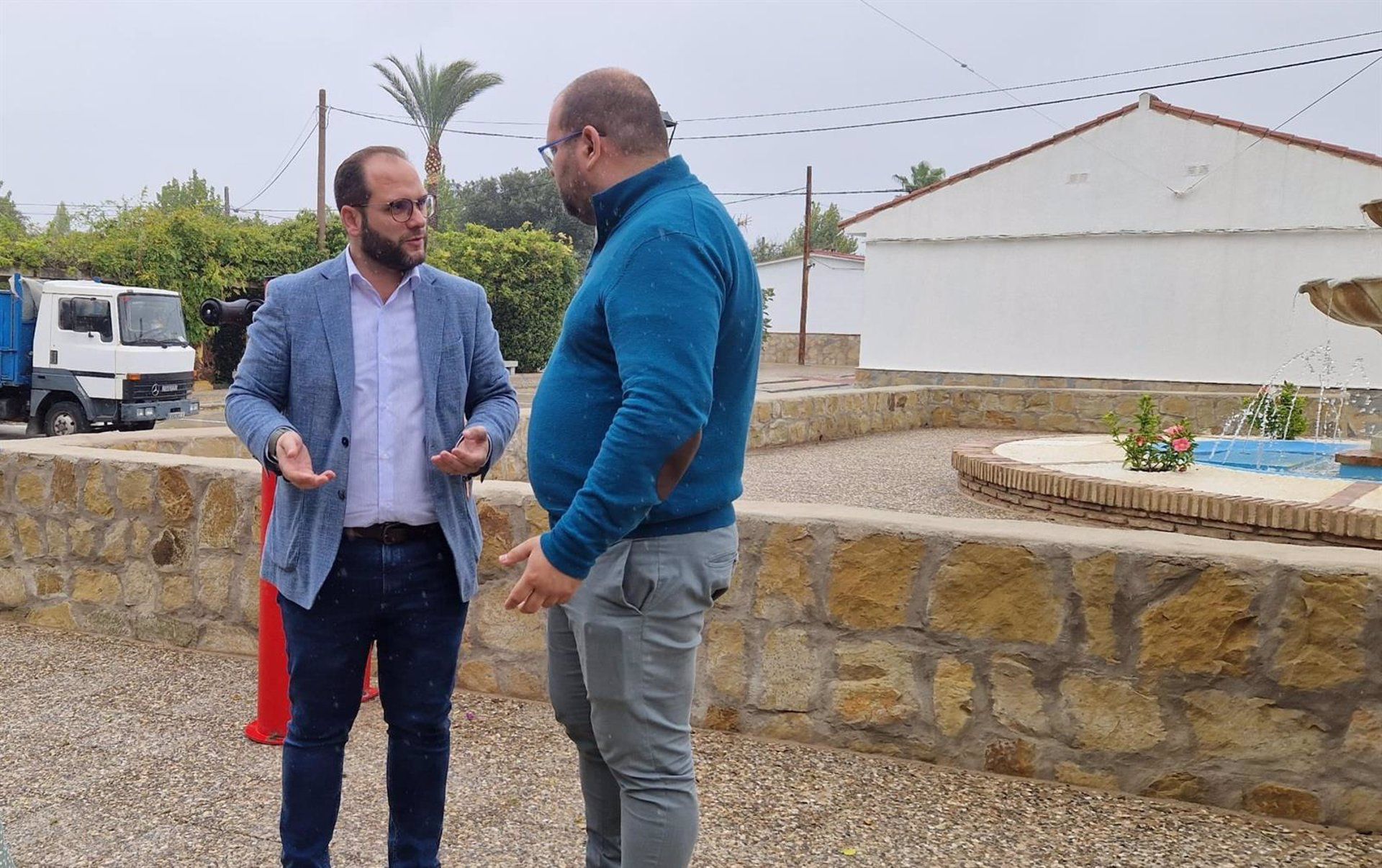 El diputado de Cooperación, Javier Bello, junto al alcalde de Castellar, Adrián Vaca. - DIPUTACIÓN DE CÁDIZ. 