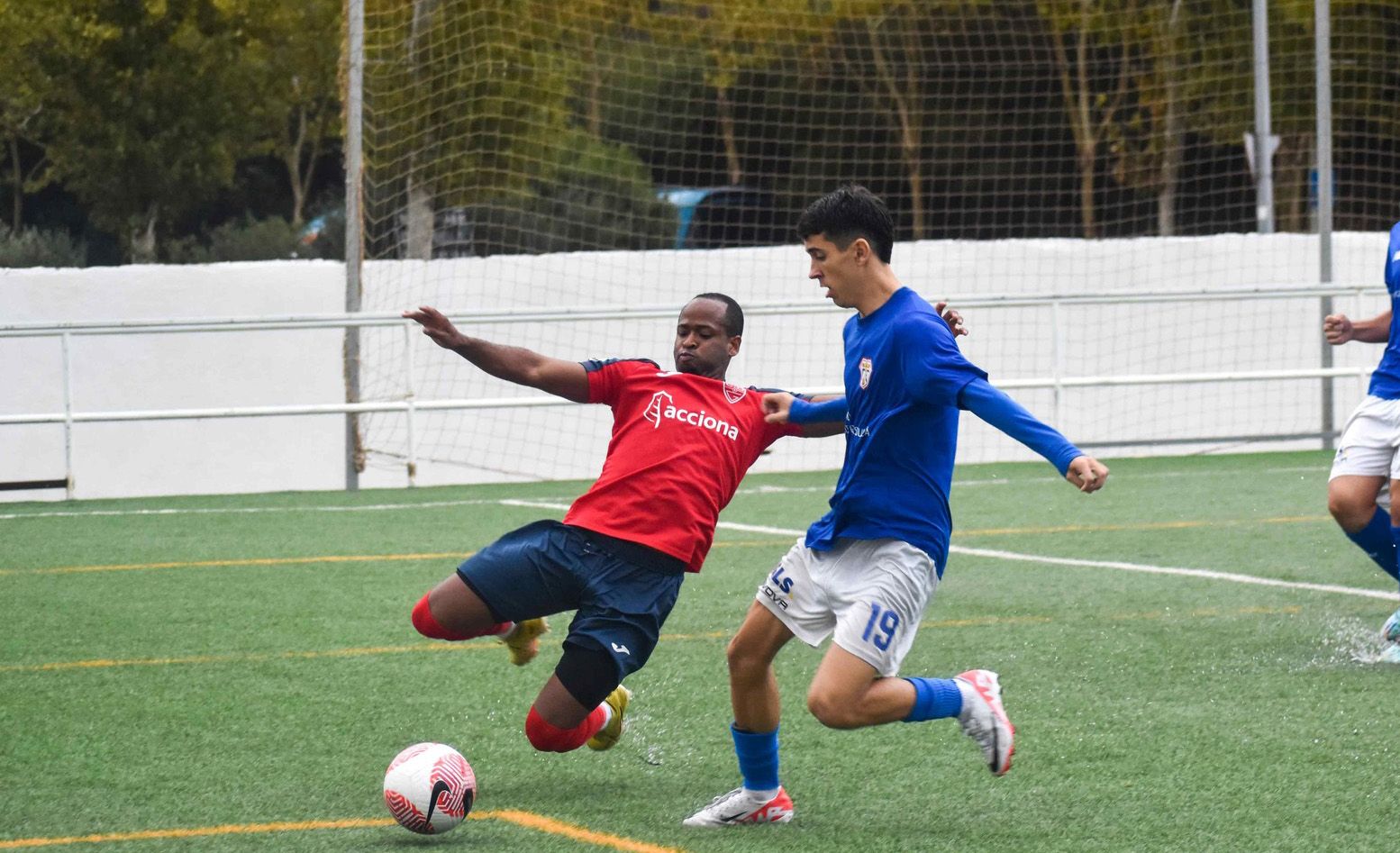 El jugador del CD Guadiaro, Gerson, se lanza por la pelota ante la presencia de Andoni, del Trebujena CF/Foto: CD Guadiaro